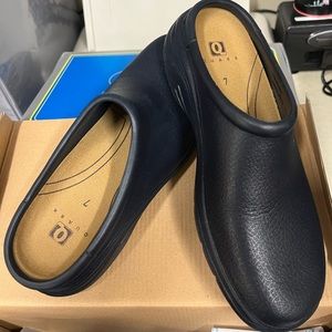 Quark nursing contoured clog shoes